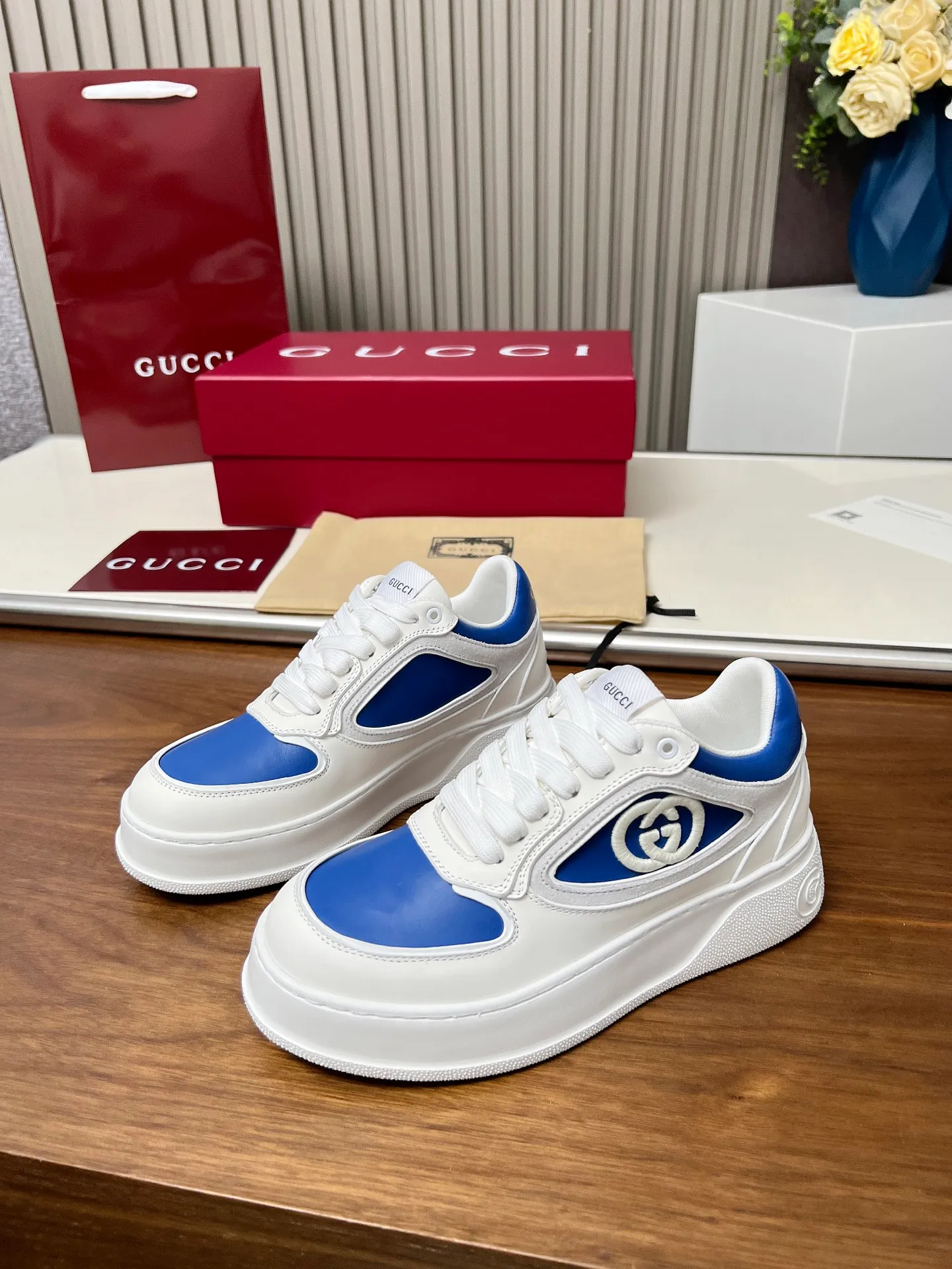 👟👟Ex-factory price 560👟👟Gucci casual sneakers, top version! Oil edge craftsmanship🌸🌸🌸1:1 reproduction. New model for early spring, creating a perfect style💣💣💣street style🔥🔥🔥Cool and stylish C-position fashionable outfit with retro and futuristic feel🌹🌹🌹Classic shoe shape, showing exquisite texture! Open mold to customize high-density outsole. Comes fully packaged. Size: Female 35-46. Fabric: Imported cowhide...men and women